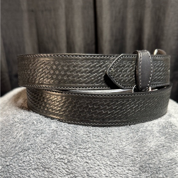 Men's Black Textured Leather Belt - Picture 6 of 8